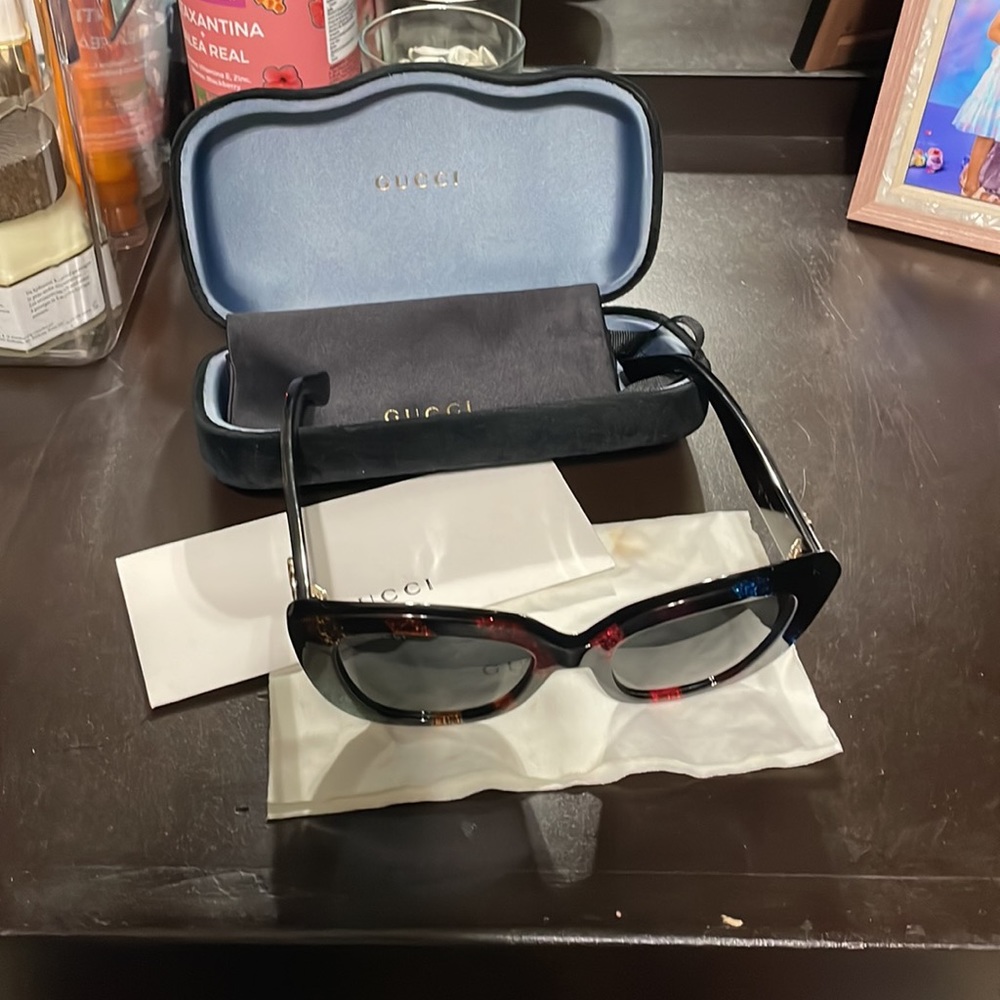 Gucci Black Cat-Eye Sunglasses with Subtle Tortoiseshell Accents